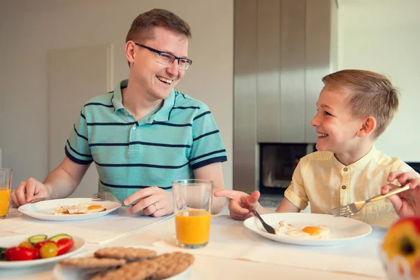 Feliz Jovem Pai Com Seu Filho Bonito Conversando Café Manhã — Fotografia de Stock