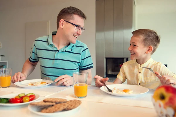 Feliz Padre Joven Con Lindo Hijo Pequeño Hablando Desayuno —  Fotos de Stock