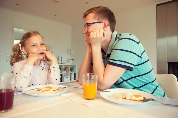 Padre Feliz Con Sus Lindos Hijos Hablando Desayuno Casa —  Fotos de Stock