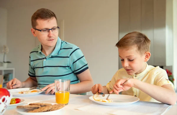 Счастливый Молодой Отец Своим Милым Маленьким Сыном Разговаривающим Завтраком — стоковое фото