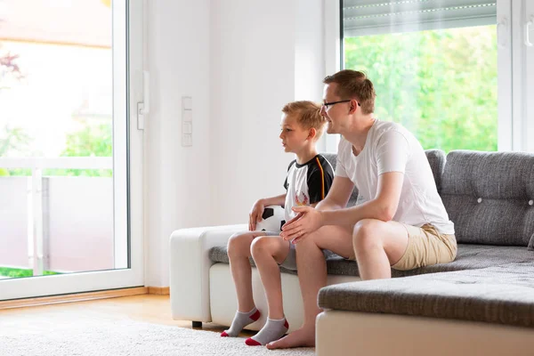 Joven Padre Hijo Viendo Campeonato Mundial Fútbol Con Pelota Sofá — Foto de Stock