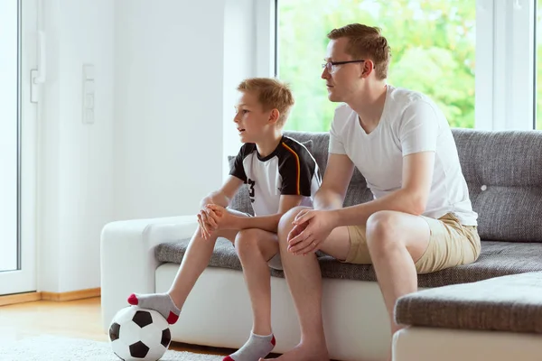 Genç Baba Oğlu Dünya Futbol Şampiyonası Kanepede Topu Ile Izlemek — Stok fotoğraf