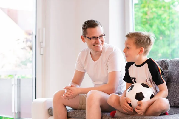 Unga Far Och Hans Son Titta Fotboll Med Bollen Soffan — Stockfoto