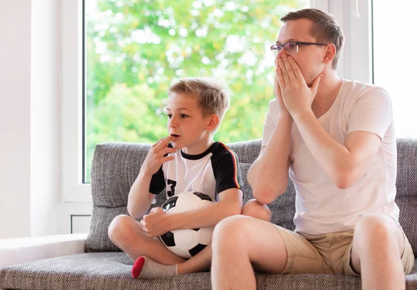 Unga Far Och Hans Son Titta Fotboll Med Bollen Soffan — Stockfoto