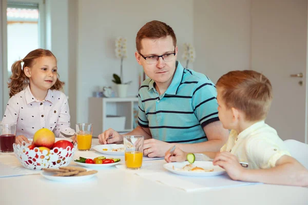 Lycklig Far Med Hans Söta Barn Som Pratar Frukost Hemma — Stockfoto