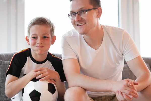 Junger Vater Und Sein Sohn Verfolgen Fußballweltmeisterschaft Mit Ball Auf — Stockfoto