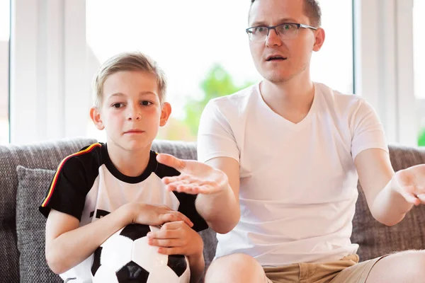 Молодой Отец Сын Смотрят Чемпионат Мира Футболу Мячом Диване — стоковое фото