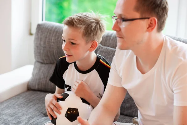 Unga Far Och Hans Son Titta Fotboll Med Bollen Soffan — Stockfoto