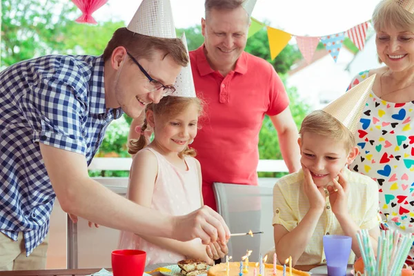 Färgstarka Porträtt Lycklig Storfamilj Fira Födelsedag Och Farföräldrar Blåser Ljus — Stockfoto