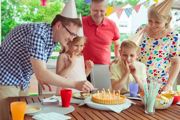 Kleurrijke Portret Van Grote Gelukkige Familie Vieren Verjaardag Grootouders Klappen — Stockfoto