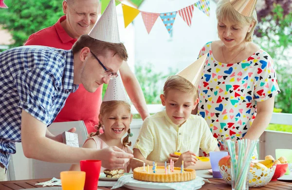 Retrato Colorido Família Grande Feliz Comemorar Aniversário Avós Sopra Velas — Fotografia de Stock