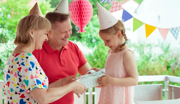 Retrato Abuelos Felices Celebrando Cumpleaños Con Pequeña Nieta Colorida Terraza — Foto de Stock