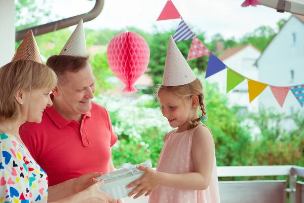 Retrato Avós Felizes Comemorando Aniversário Com Sua Neta Bonita Terraço — Fotografia de Stock