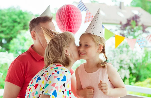 Retrato Avós Felizes Comemorando Aniversário Com Sua Neta Bonita Terraço — Fotografia de Stock