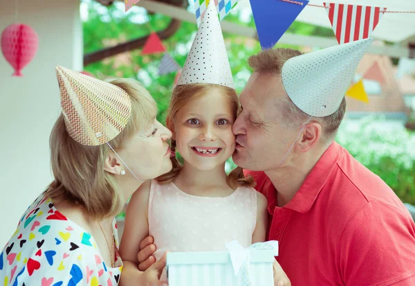 Születésnapját Ünnepli Csinos Kis Unokája Színes Berendezett Teraszon Boldog Nagyszülők — Stock Fotó