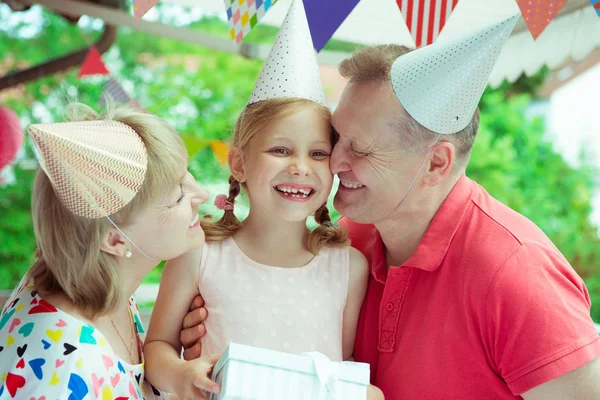 快乐祖父母的肖像庆祝生日与他们漂亮的小孙女在五颜六色的装饰露台 — 图库照片