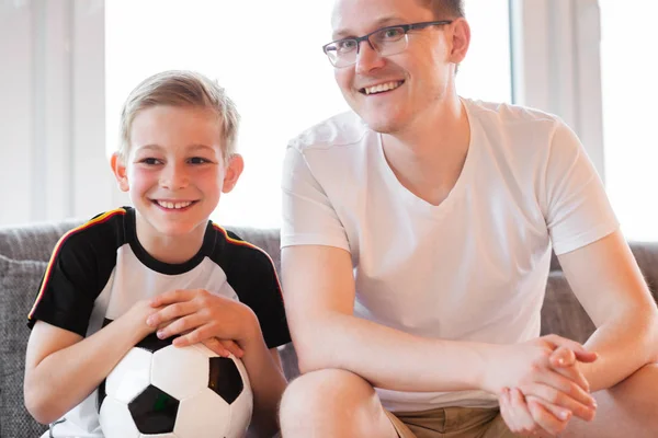 Młody Ojciec Jego Syn Oglądać Mistrzostwa Świata Piłka Nożna Piłką — Zdjęcie stockowe