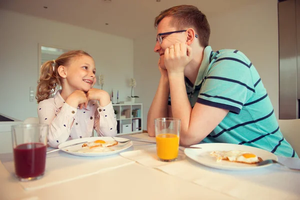 Pai Feliz Com Seus Filhos Bonitos Falando Café Manhã Casa — Fotografia de Stock