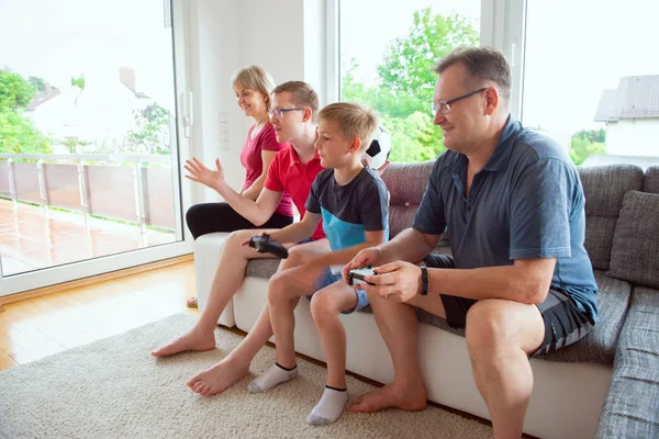 Nonni Loro Figlio Nipote Stanno Guardando Campionato Del Mondo Calcio — Foto Stock