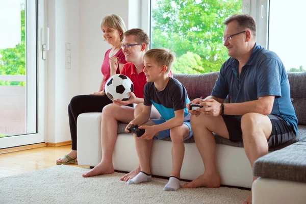 Les Grands Parents Leur Fils Leur Petit Fils Regardent Championnat — Photo