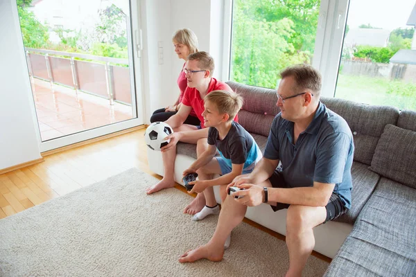 Morföräldrar Deras Son Och Sonson Spelar Datorspel Känslomässigt Hemma Soffan — Stockfoto