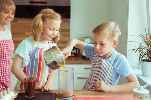 Avó Feliz Com Seus Netos Divertindo Durante Cozimento Muffins Biscoitos — Fotografia de Stock