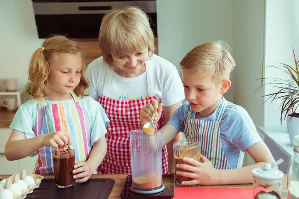 Unokáival Birtoklás Móka Muffin Cookie Sütés Közben Boldog Nagymama — Stock Fotó