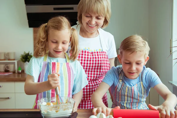 Щаслива Бабуся Онуками Розважається Під Час Випічки Кексів Печива — стокове фото