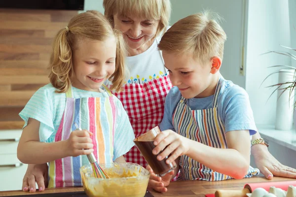 Felice Nonna Con Suoi Nipoti Divertirsi Durante Cottura Muffin Biscotti — Foto Stock