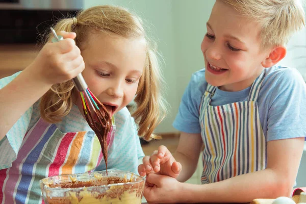 Duas Crianças Felizes Divertindo Provar Massa Chocolate Cozinha Moderna Durante — Fotografia de Stock