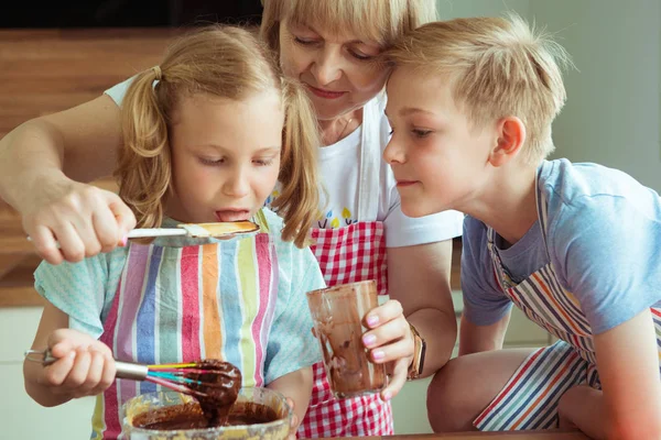 Szczęśliwa Babcia Wnukami Zabawy Podczas Pieczenia Babeczek Pliki Cookie — Zdjęcie stockowe