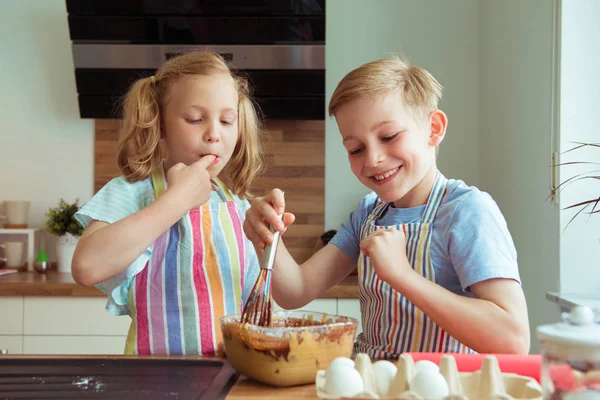 Due Bambini Felici Divertono Assaggiano Pasta Cioccolato Nella Moderna Cucina — Foto Stock