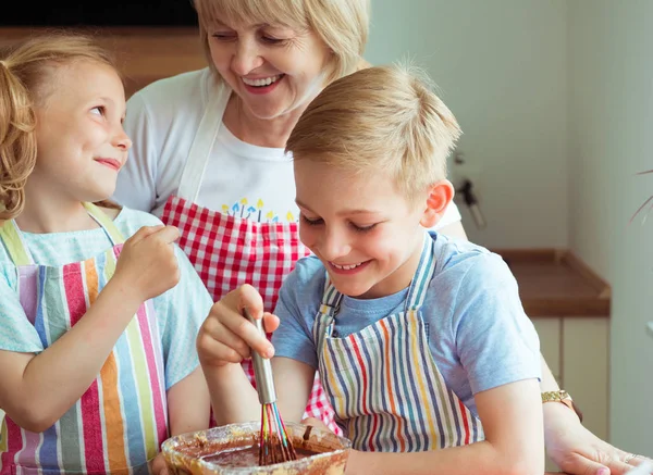 Feliz Abuela Con Sus Nietos Divirtiéndose Durante Cocción Magdalenas Galletas —  Fotos de Stock