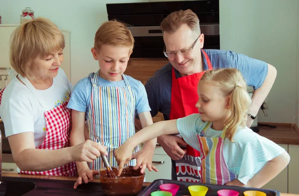 Felices Abuelos Divierten Con Sus Nietos Preparando Magdalenas Chocolate Casa —  Fotos de Stock