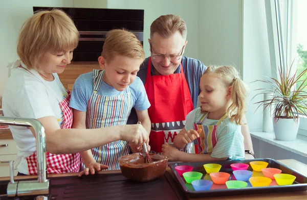 Glad Morföräldrar Kul Med Sina Barnbarn Förbereder Choklad Muffins Hemma — Stockfoto