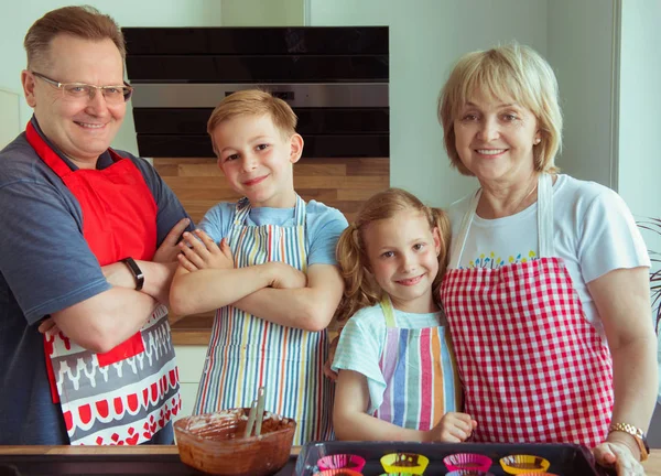 Retrato Avós Felizes Divertir Com Seus Netos Preparando Muffins Chocolate — Fotografia de Stock