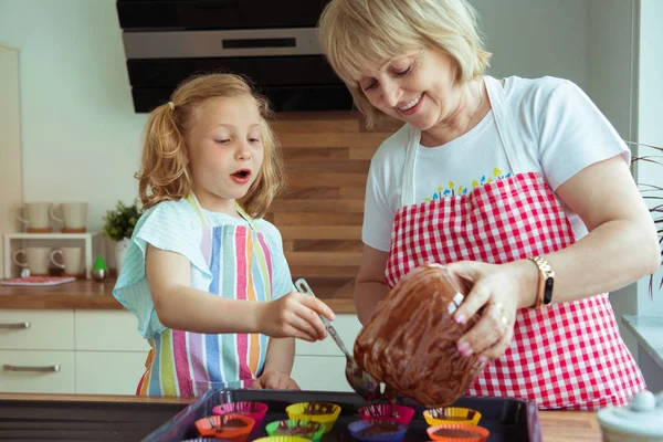 Ritratto Bella Nonna Felice Sua Nipote Cucina Moderna — Foto Stock