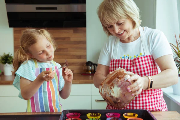 Mutlu Güzel Büyükanne Torunu Modern Mutfak Portre — Stok fotoğraf