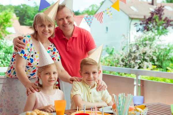 Retrato Abuelos Felices Con Sus Nietos Lindos Una Fiesta Cumpleaños — Foto de Stock