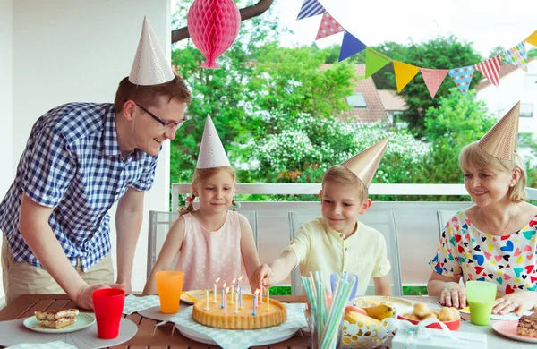 Kleurrijke Portret Van Grote Gelukkige Familie Vieren Verjaardag Grootouders Klappen — Stockfoto