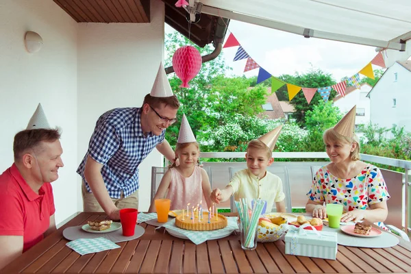 Färgstarka Porträtt Lycklig Storfamilj Fira Födelsedag Och Farföräldrar Blåser Ljus — Stockfoto