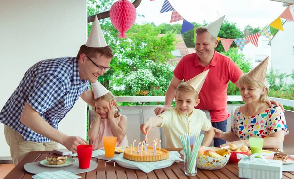 Colorido Retrato Gran Familia Feliz Celebrar Cumpleaños Abuelos Sopla Velas — Foto de Stock