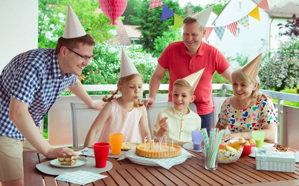 幸せな大家族のカラフルな肖像画を祝う彼らの子供と誕生日と祖父母の吹くキャンドル — ストック写真