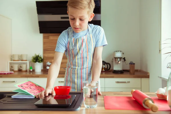 Porträtt Ung Pojke Förbereder Choklad Cookies Modert Kök — Stockfoto