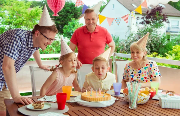 Färgstarka Porträtt Lycklig Storfamilj Fira Födelsedag Och Farföräldrar Blåser Ljus — Stockfoto