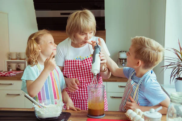 Unokáival Birtoklás Móka Muffin Cookie Sütés Közben Boldog Nagymama — Stock Fotó