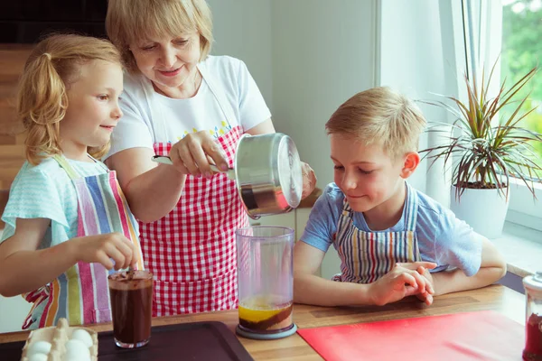 Szczęśliwa Babcia Wnukami Zabawy Podczas Pieczenia Babeczek Pliki Cookie — Zdjęcie stockowe