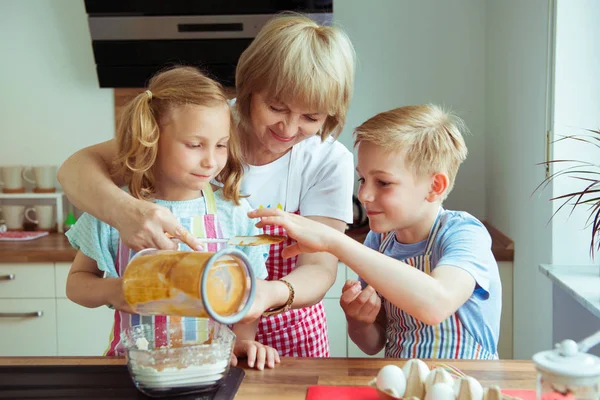 Šťastná Babička Její Vnoučata Bavit Během Pečení Muffinů Soubory Cookie — Stock fotografie