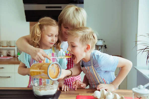 Felice Nonna Con Suoi Nipoti Divertirsi Durante Cottura Muffin Biscotti — Foto Stock