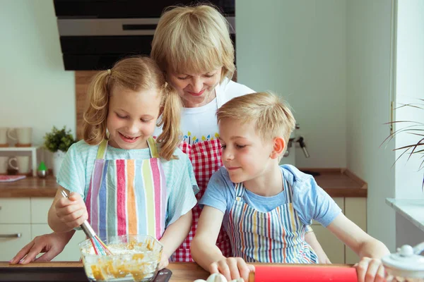 Szczęśliwa Babcia Wnukami Zabawy Podczas Pieczenia Babeczek Pliki Cookie — Zdjęcie stockowe